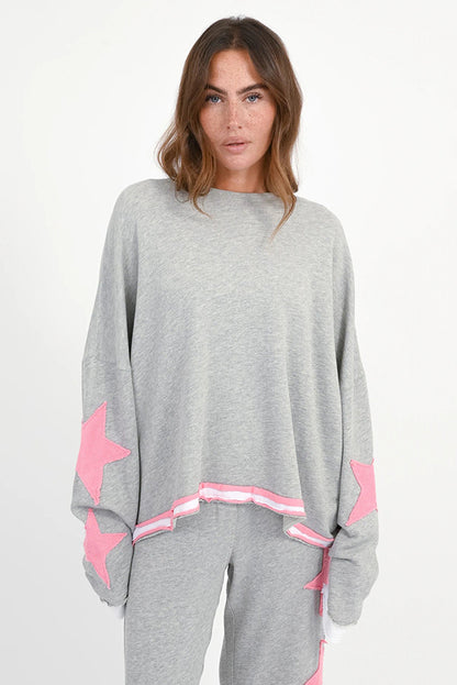 Love Joy Victory Sweatshirt Hopewell Stern-Patches Grau Pink Bio-Baumwolle
Model 5