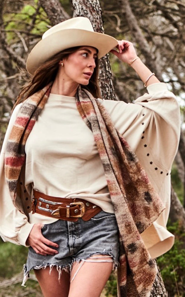 Love Joy Victory Sweatshirt Izar Oversize Stern-Nieten Print Beige Model 2