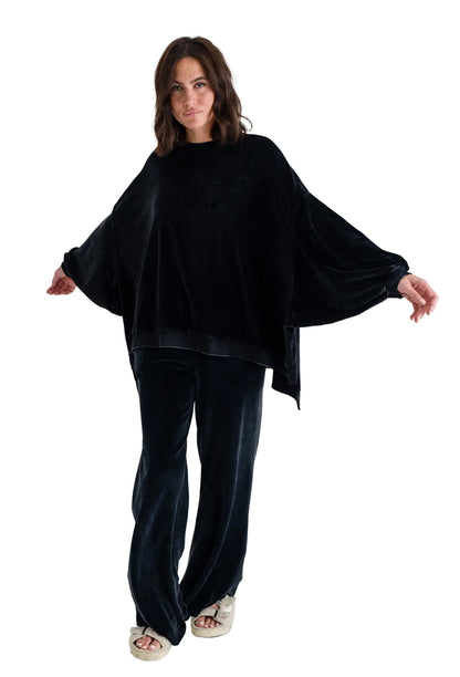 Love Joy Victory Velvet Sweatshirt Izar Oversize Schwarz Organic Cotton Model 2