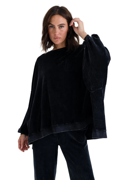 Love Joy Victory Velvet Sweatshirt Izar Oversize Schwarz Organic Cotton Model