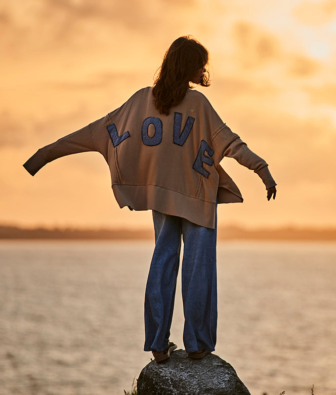 Love Joy Victory Sweatshirt Kriz Love Print Oversize Caramel 100% Bio-Baumwolle Model 10