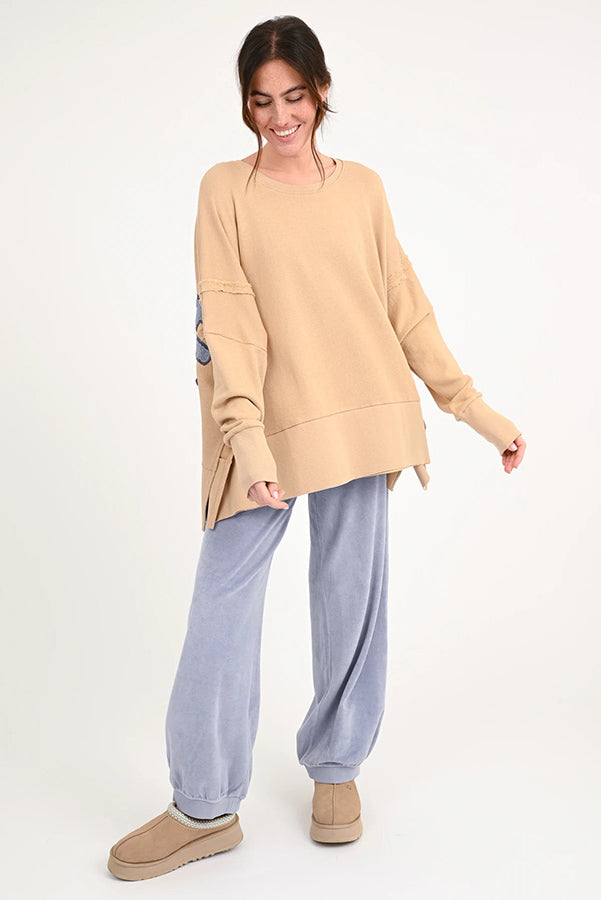 Love Joy Victory Sweatshirt Kriz Love Print Oversize Caramel 100% Bio-Baumwolle Model 2