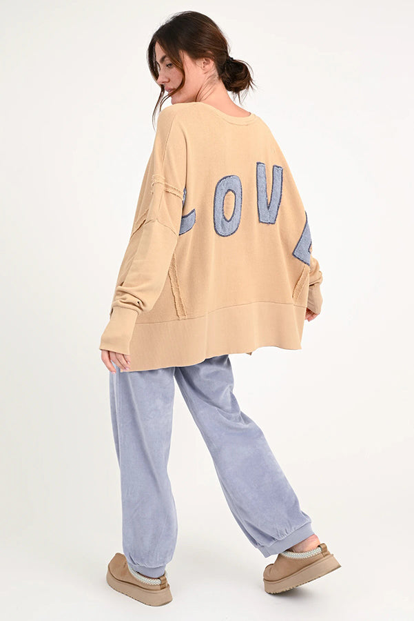 Love Joy Victory Sweatshirt Kriz Love Print Oversize Caramel 100% Bio-Baumwolle Model 4