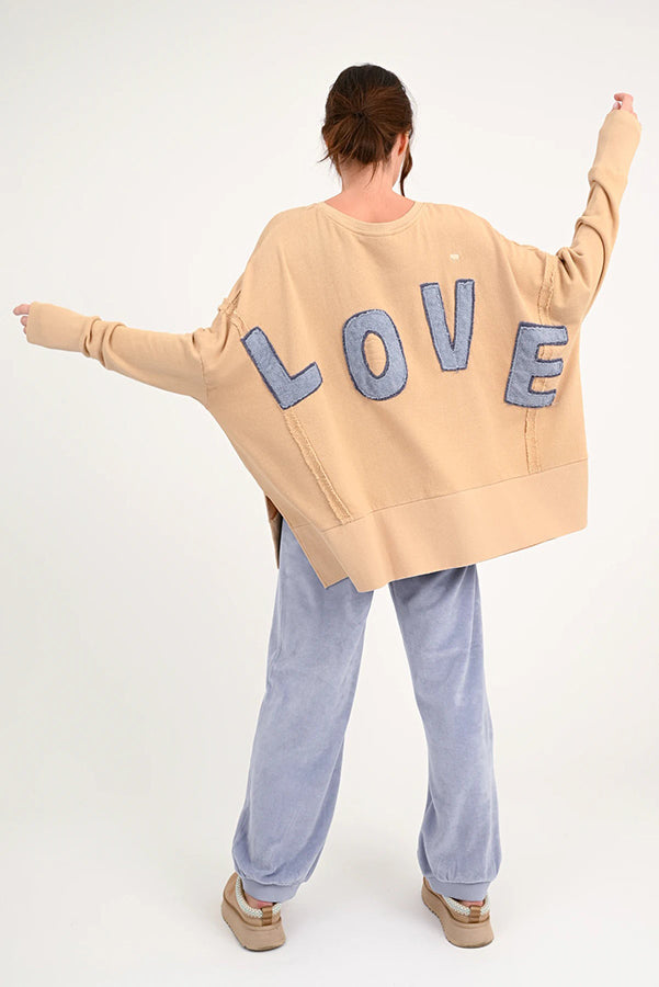Love Joy Victory Sweatshirt Kriz Love Print Oversize Caramel 100% Bio-Baumwolle Model 5