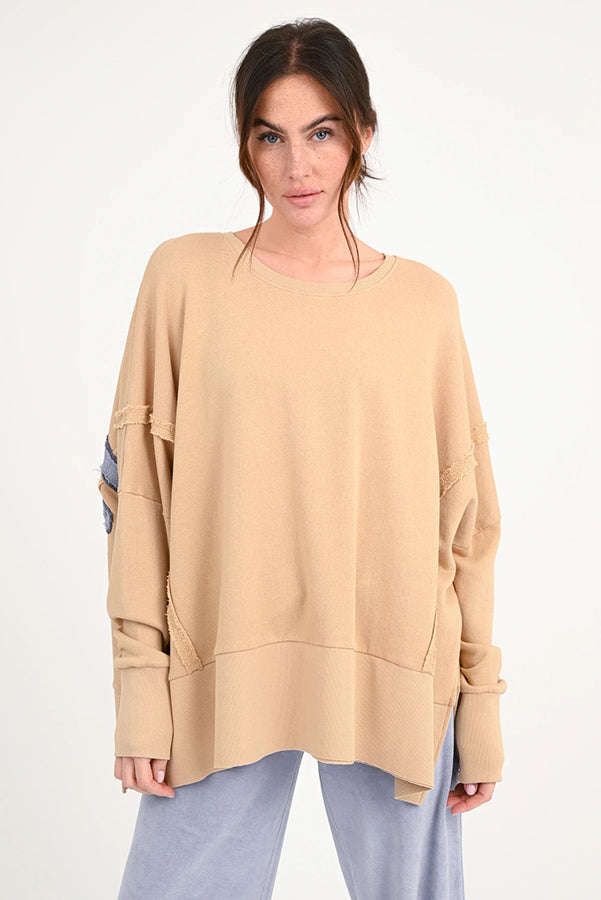 Love Joy Victory Sweatshirt Kriz Love Print Oversize Caramel 100% Bio-Baumwolle Model