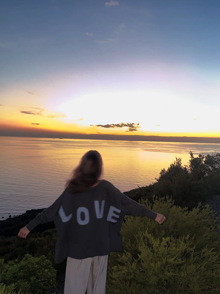 Love Joy Victory Sweatshirt Kriz Love Print Oversize Dolphin Anthrazit 100% Bio-Baumwolle model 6