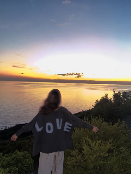 Love Joy Victory Sweatshirt Kriz Love Print Oversize Dolphin Anthrazit 100% Bio-Baumwolle model 6