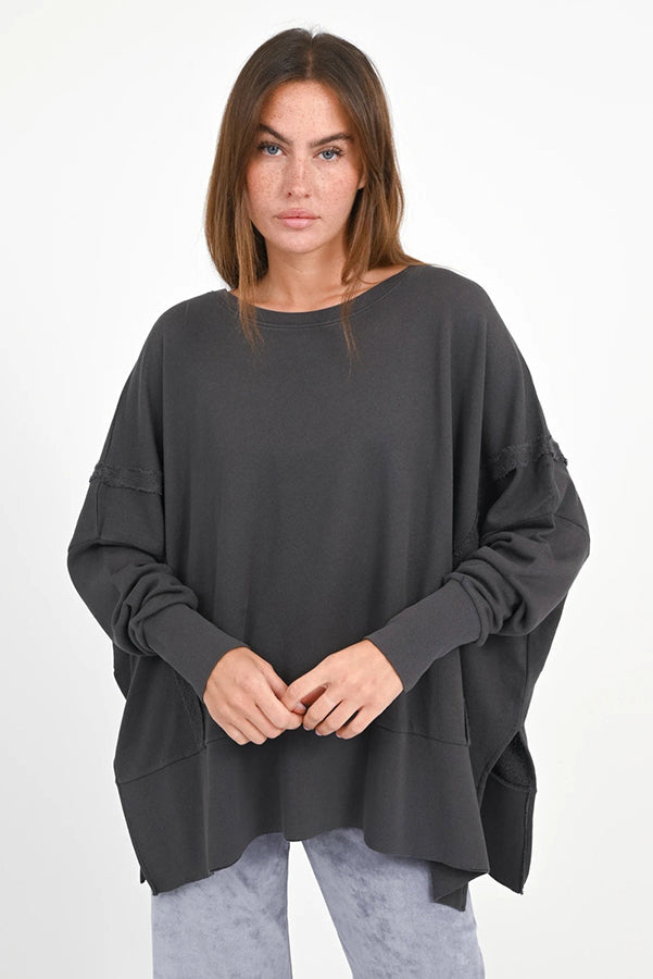 Love Joy Victory Sweatshirt Kriz Love Print Oversize Dolphin Anthrazit 100% Bio-Baumwolle Model