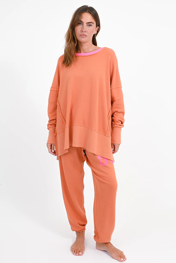 Love Joy Victory Sweatshirt Kriz Vibe Print Oversize Terracotta Coral Pink Model Vorderseite