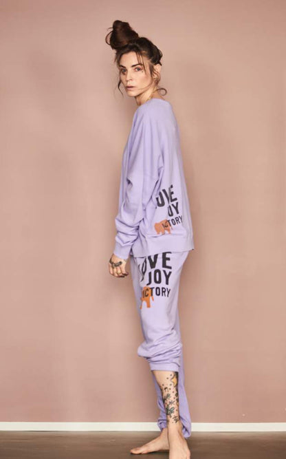 Love Joy Victory Sweatshirt Moa Print Bio-Baumwolle Model