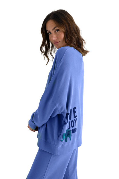 Love Joy Victory Sweatshirt Moa Print Ocean Bio-Baumwolle Model