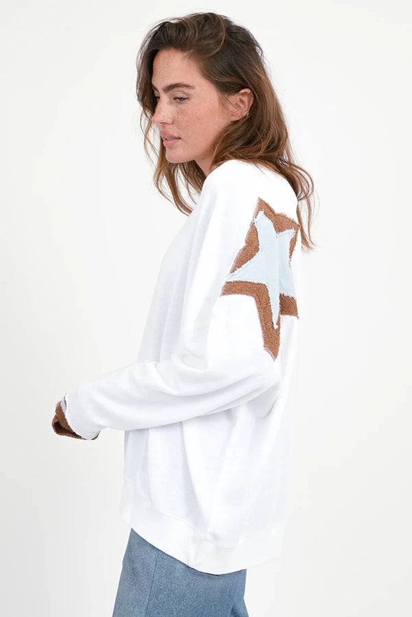 Love Joy Victory Sweatshirt Moa Stern-Patches Weiß Bio-Baumwolle Model