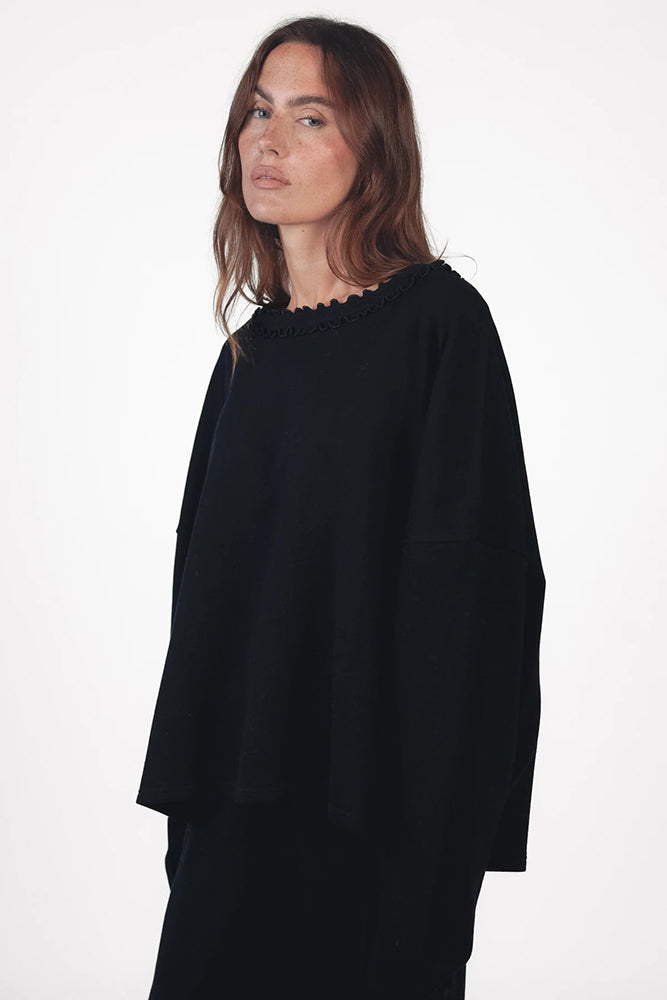 Love Joy Victory Sweatshirt Viola Black Schwarz Relaxed-Fit French Terry Lettuce-Edge-Details Wellensaum Model 4