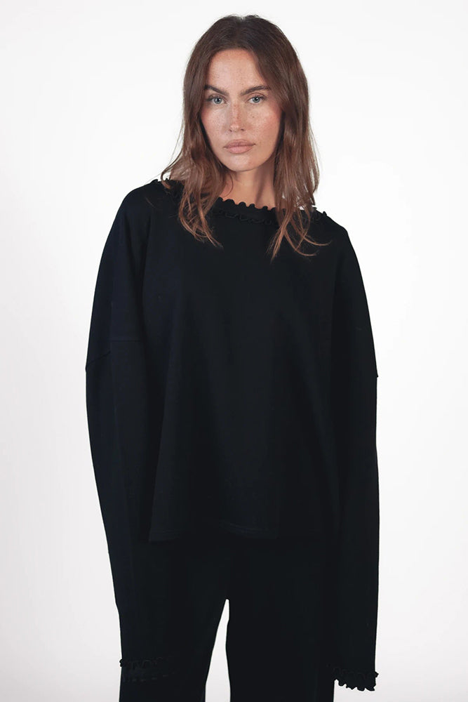 Love Joy Victory Sweatshirt Viola Black Schwarz Relaxed-Fit French Terry Lettuce-Edge-Details Wellensaum Model