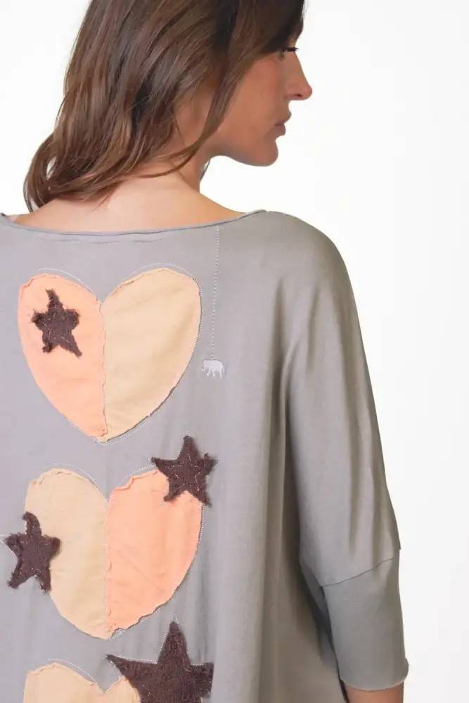 Love Joy Victory T-Shirt Papu Herz Sterne Grau Model 4