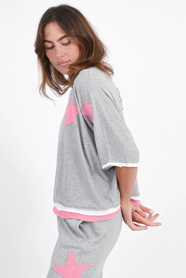 Love Joy Victory T-Shirt Rumbia Stern-Patches Grau Pink Bio-Baumwolle
Model 4