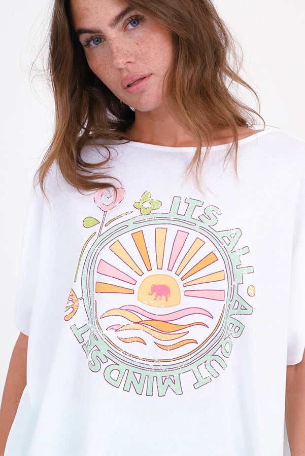 Love Joy Victory T-Shirt Yara Print Oversize Weiß Bio-Baumwolle Detail
