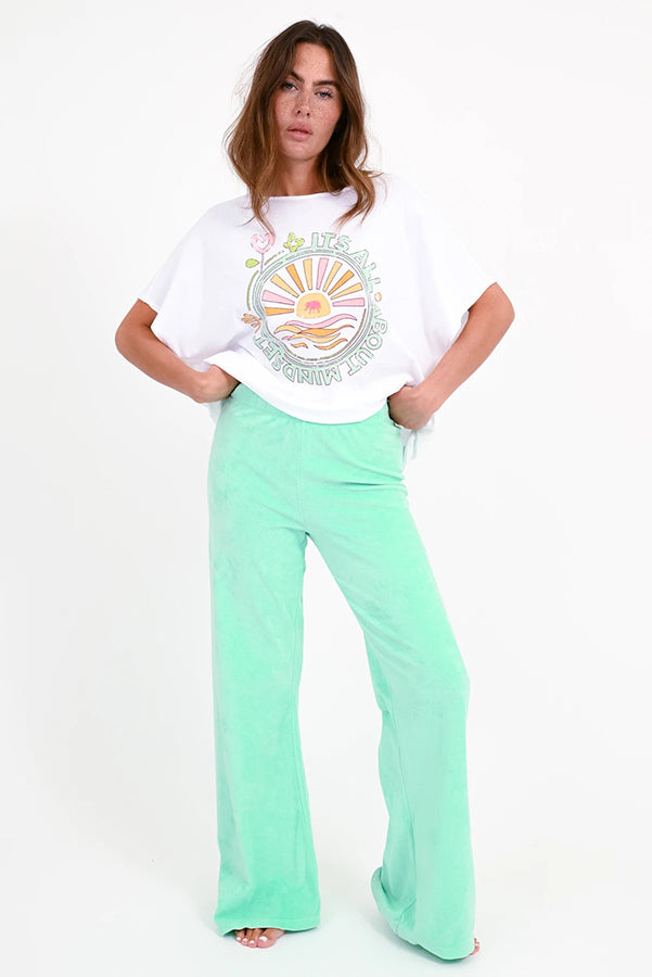 Love Joy Victory T-Shirt Yara Print Oversize Weiß Bio-Baumwolle Model 2