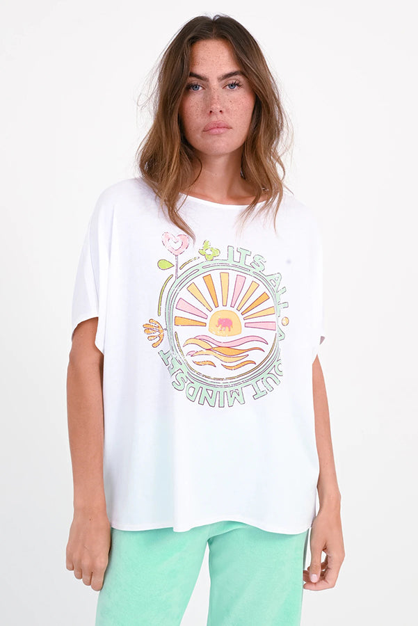 Love Joy Victory T-Shirt Yara Print Oversize Weiß Bio-Baumwolle Model 3