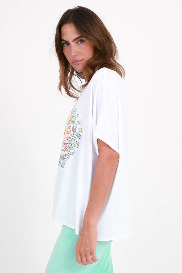 Love Joy Victory T-Shirt Yara Print Oversize Weiß Bio-Baumwolle Model