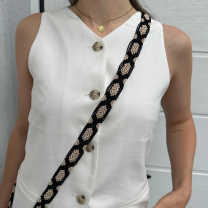 Mahawo Lange Schmale Handykette Dark Night Schwarz Beige mit Quasten Handgeknüpftes Unikat Mexiko Model
