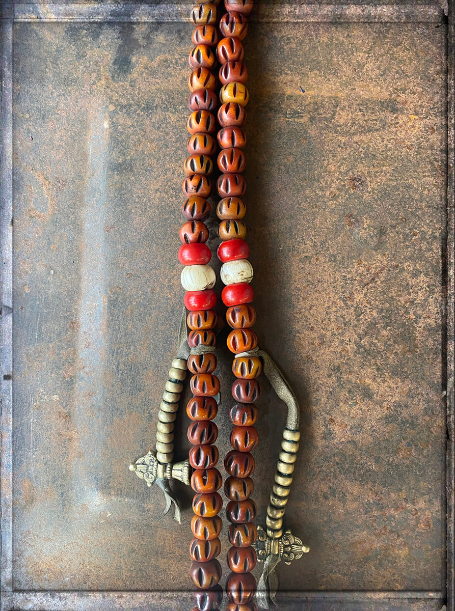 Mala-Kette Boho Bone-Kugeln Braun Geschnitzt Howlith-Perlen Rot Natur Lederbänder mit Buddha-Symbolen 112 cm Lang Detail 2