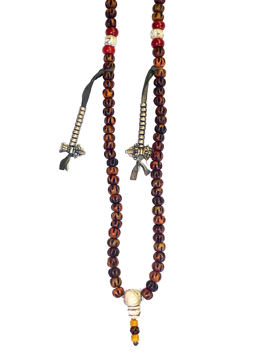 Mala-Kette Boho Bone-Kugeln Geschnitzt Braun Howlith-Perlen Rot Natur Lederbänder Buddha-Symbole 112 cm Lang