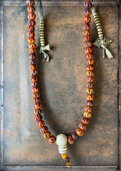 Mala-Kette Boho Bone-Kugeln Braun Geschnitzt Howlith-Perlen Rot Natur Lederbänder mit Buddha-Symbolen 112 cm Lang Detail
