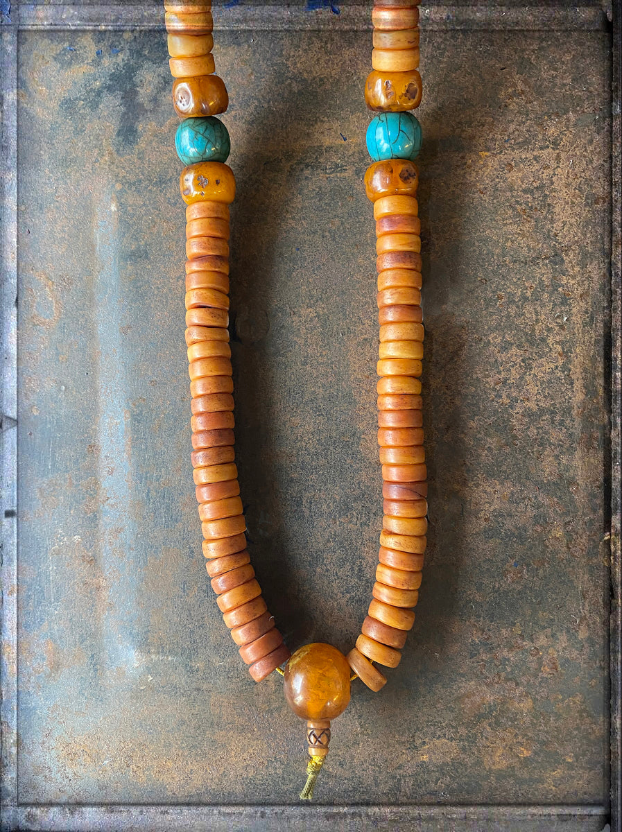 Mala-Kette Boho Resin-Perlen Cognac Flat Howlith Bone Türkis 82 cm Lang Detail