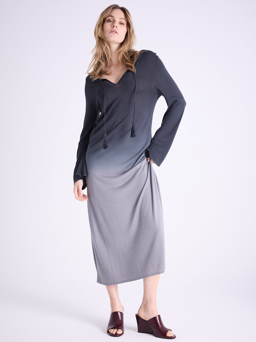 Notshy Langes Boho Batikkleid Alphee Dip Dye Farbverlauf Grau Anthrazit Modal-Kaschmir-Mix Quasten-Detail Model