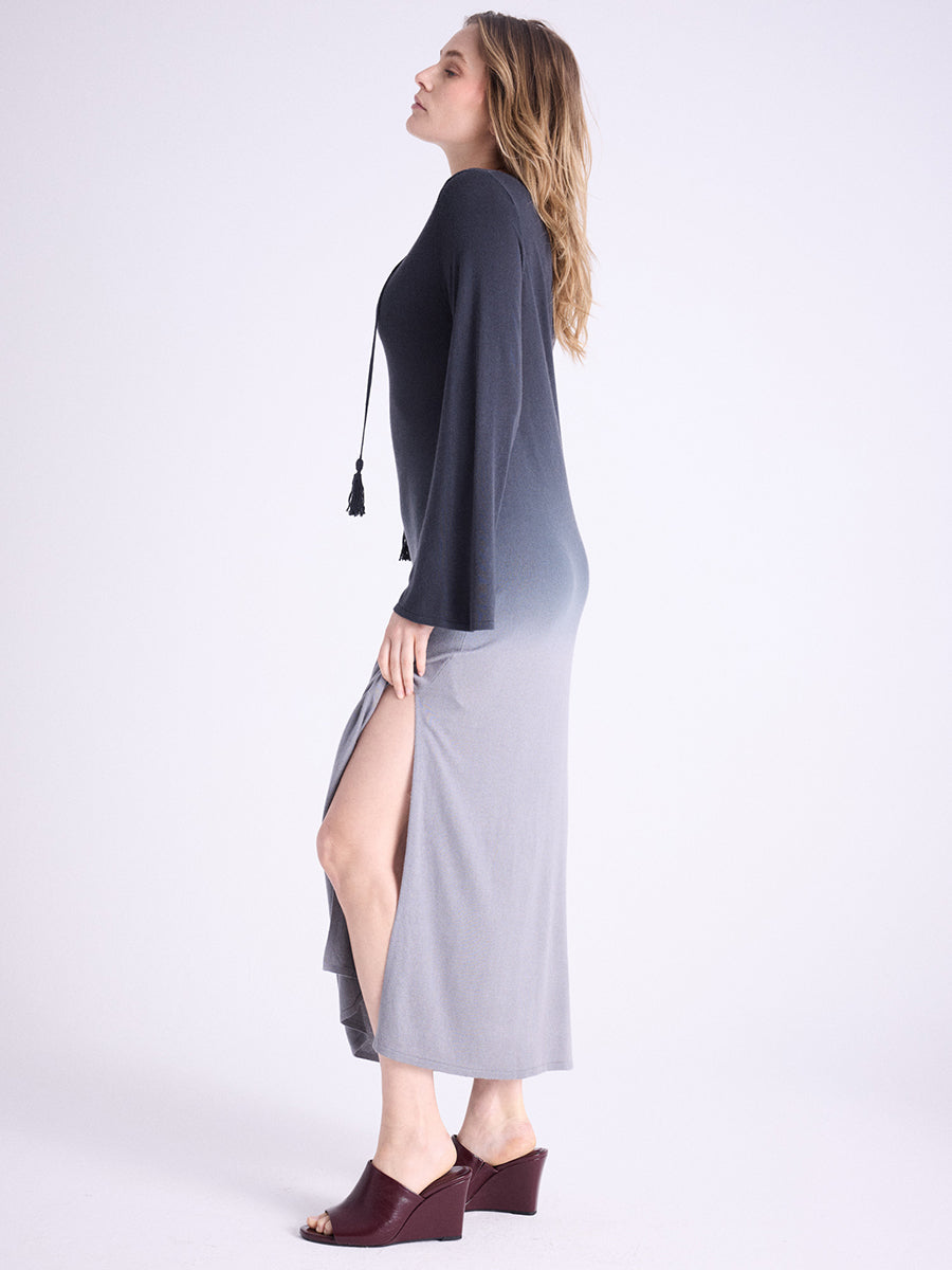 Notshy Langes Boho Batikkleid Alphee Dip Dye Farbverlauf Grau Anthrazit Modal-Kaschmir-Mix Quasten-Detail Seitlich