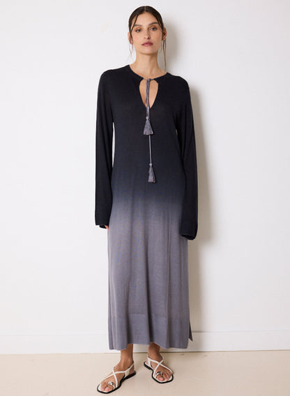 Notshy Langes Boho Batikkleid Alphee Dip Dye Farbverlauf Grau Anthrazit Modal-Kaschmir-Mix Quasten-Detail