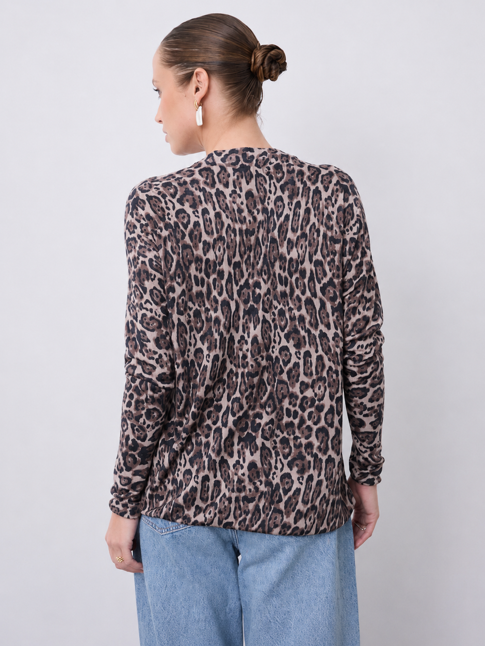 Notshy Cardigan Moki Leopard Modal Kaschmir Leopard-Print Regular-Fit V-Ausschnitt Model Rückseite