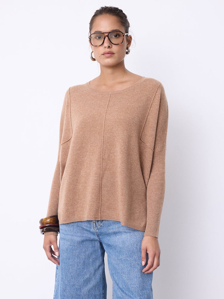 Notshy Kaschmir Pullover Bourna Camel Entspannte Passform Lange Rippärmel Sichtbare Nähte Seitenschlitze Model 2