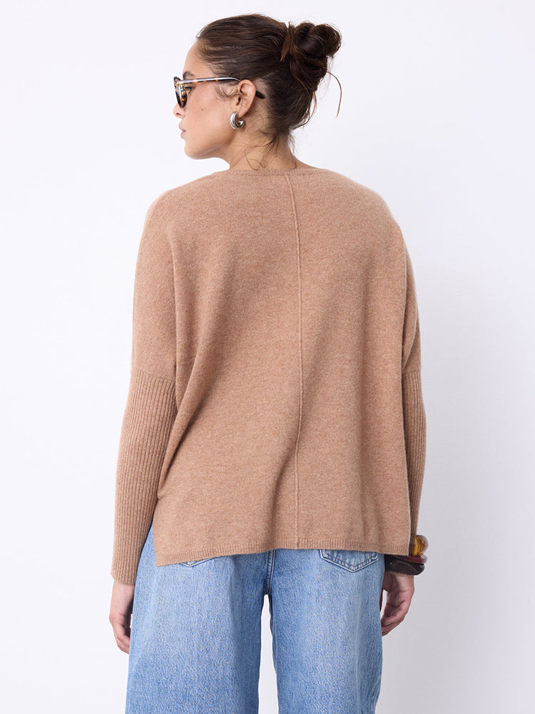 Notshy Kaschmir Pullover Bourna Camel Entspannte Passform Lange Rippärmel Sichtbare Nähte Seitenschlitze Rückseite