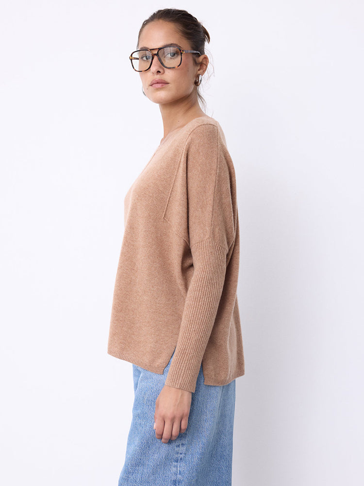 Notshy Kaschmir Pullover Bourna Camel Entspannte Passform Lange Rippärmel Sichtbare Nähte Seitenschlitze Seitlich