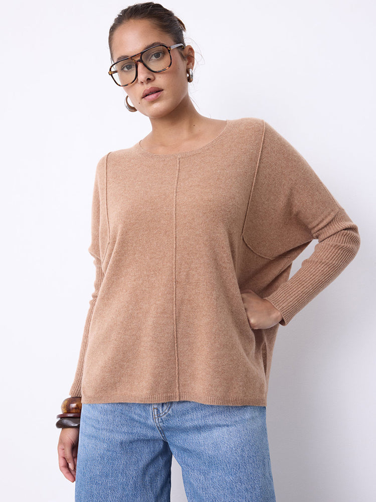 Notshy Kaschmir Pullover Bourna Camel Entspannte Passform Lange Rippärmel Sichtbare Nähte Seitenschlitze Model