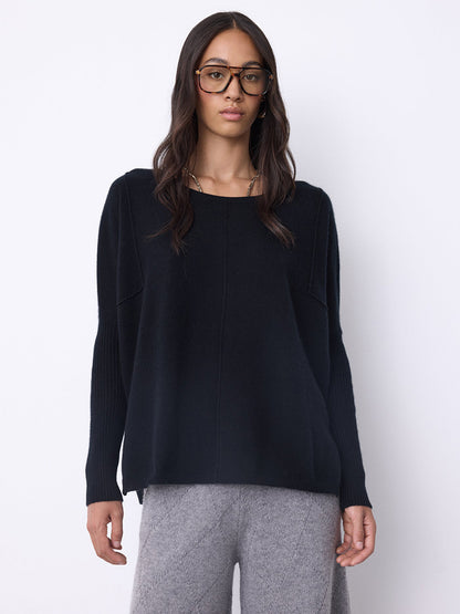 Notshy Kaschmir Pullover Bourna Schwarz Entspannte Passform Lange Rippärmel Seitenschlitze Model