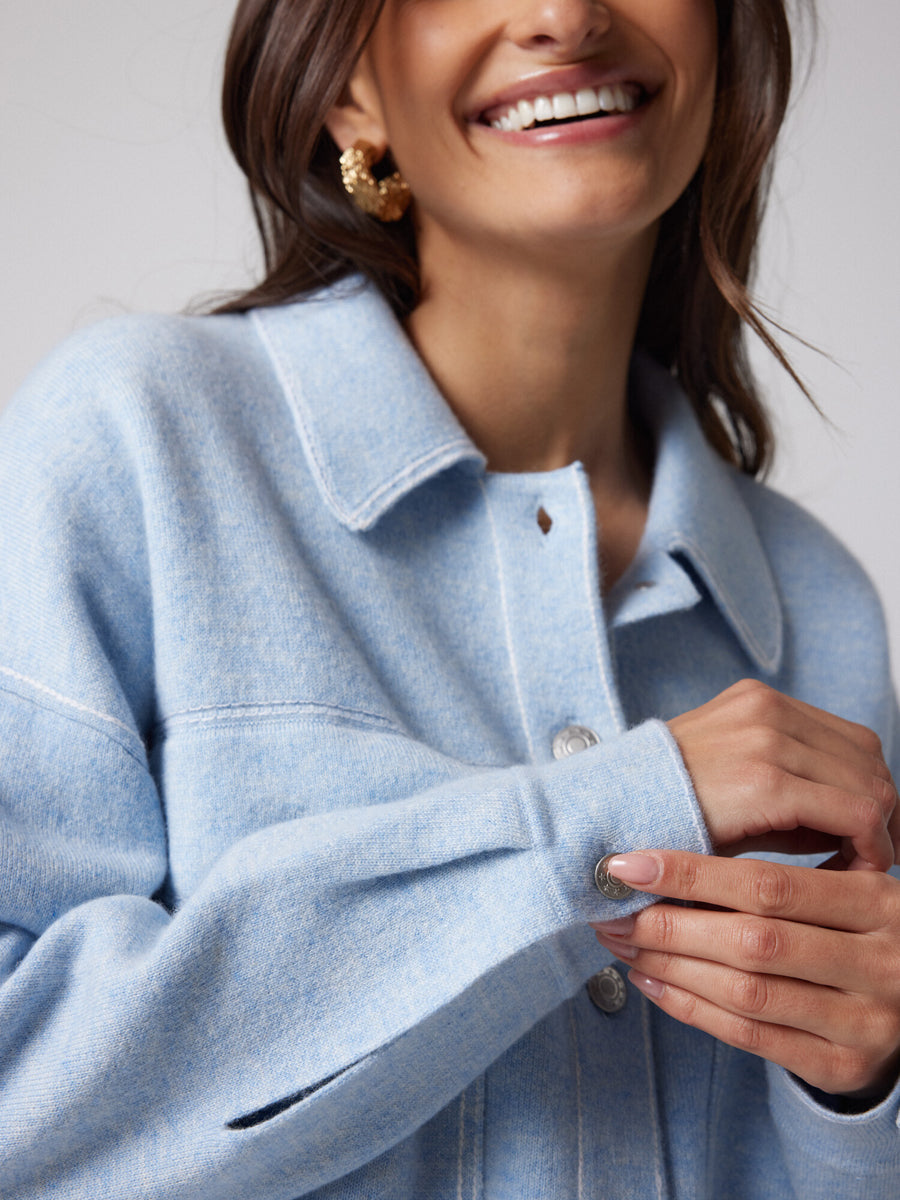 Notshy Kaschmir Jacke Levo Denim Look Fransensaum Boxy Passform Hellblau Detail 2