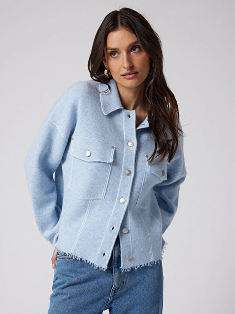 Notshy Kaschmir Jacke Levo Denim Look Fransensaum Boxy Passform Hellblau Model