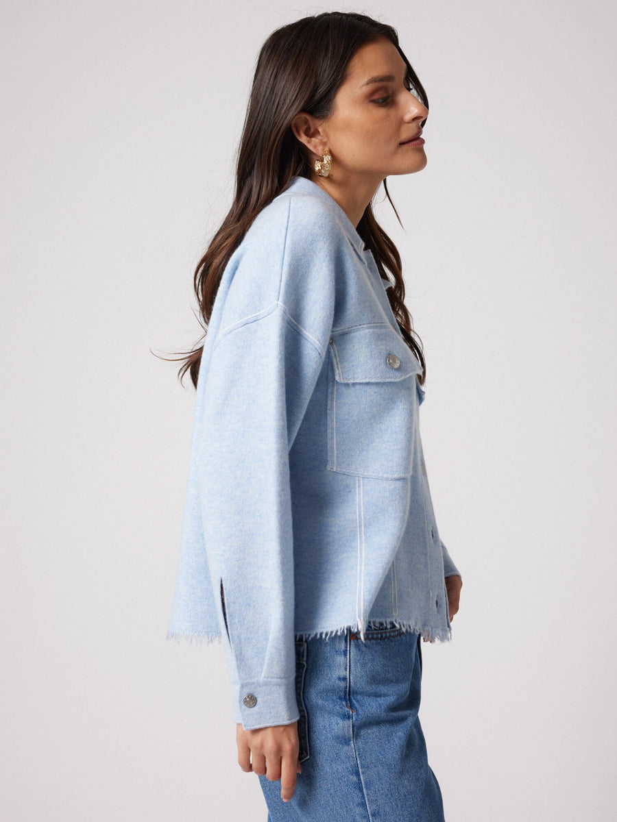 Notshy Kaschmir Jacke Levo Denim Look Fransensaum Boxy Passform Hellblau Seitlich