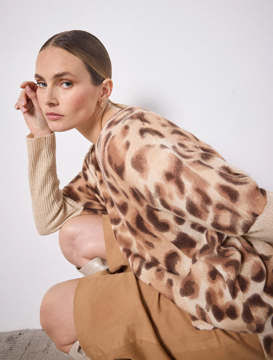 Notshy Kaschmir Poncho Pullover 
Leopard-Print Entspannte Passform V-Ausschnitt Rippärmel Seitenschlitze Beige Braun Model 2