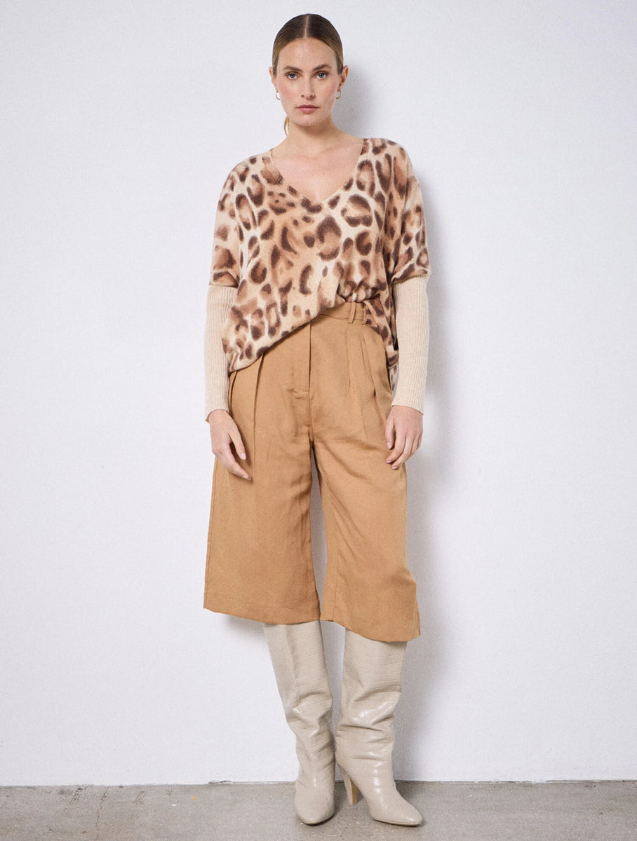 Notshy Kaschmir Poncho Pullover 
Leopard-Print Entspannte Passform V-Ausschnitt Rippärmel Seitenschlitze Beige Braun Model 3