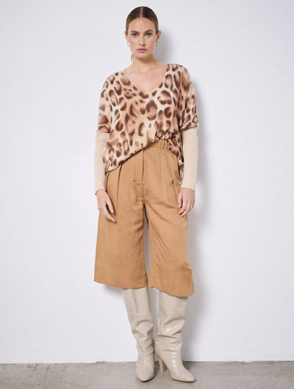 Notshy Kaschmir Poncho Pullover 
Leopard-Print Entspannte Passform V-Ausschnitt Rippärmel Seitenschlitze Beige Braun Model 3
