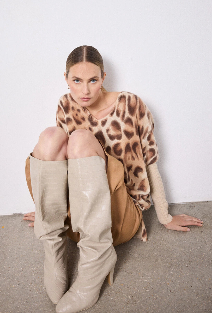 Notshy Kaschmir Poncho Pullover 
Leopard-Print Entspannte Passform V-Ausschnitt Rippärmel Seitenschlitze Beige Braun Model