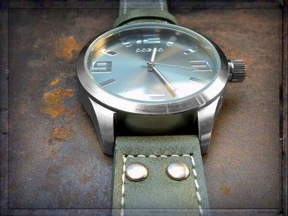 OOZOO Uhr Oliv Armygrün Edelstahlgehäuse Lederarmband Große Ziffern 51 mm C1011