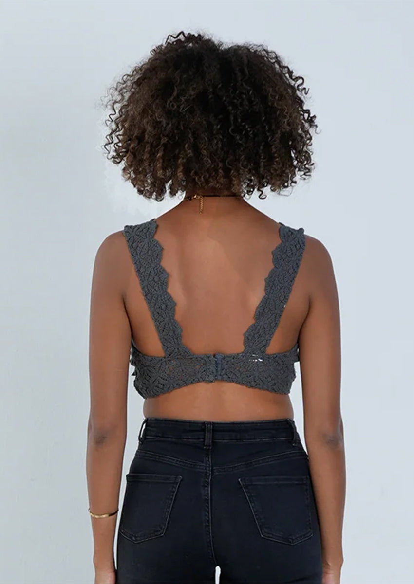 Outryght Bar Bra Shanti Boho Crop Top Charcoal Florales Häkelmuster Breite Träger Model Rückseite