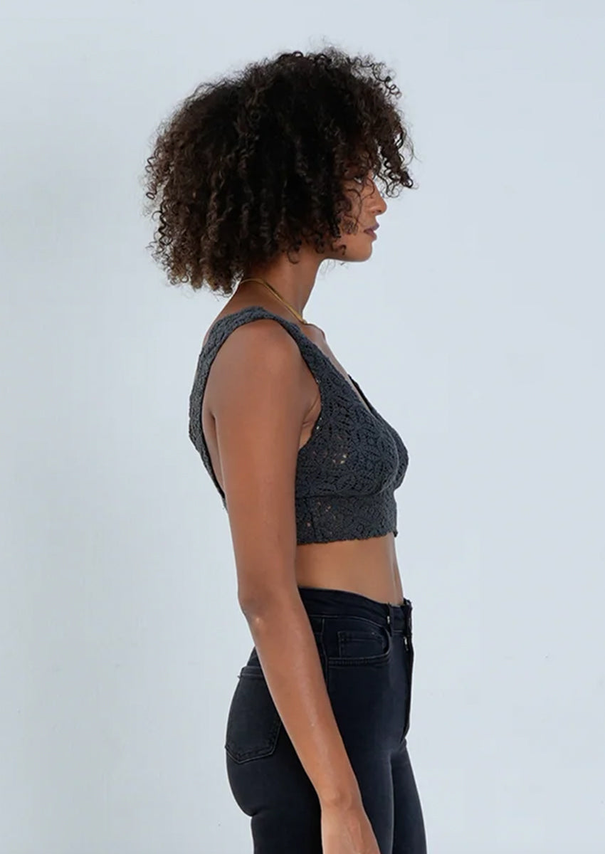 Outryght Bar Bra Shanti Boho Crop Top Charcoal Florales Häkelmuster Breite Träger Model 3