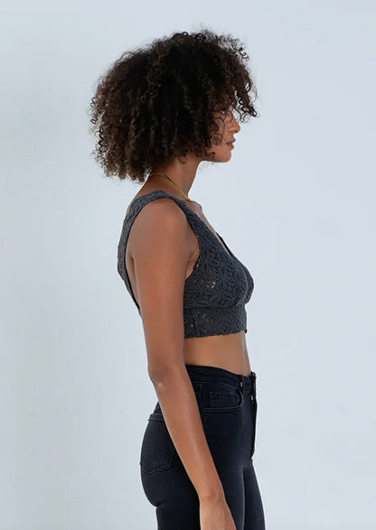 Outryght Bar Bra Shanti Boho Crop Top Charcoal Florales Häkelmuster Breite Träger Model 3