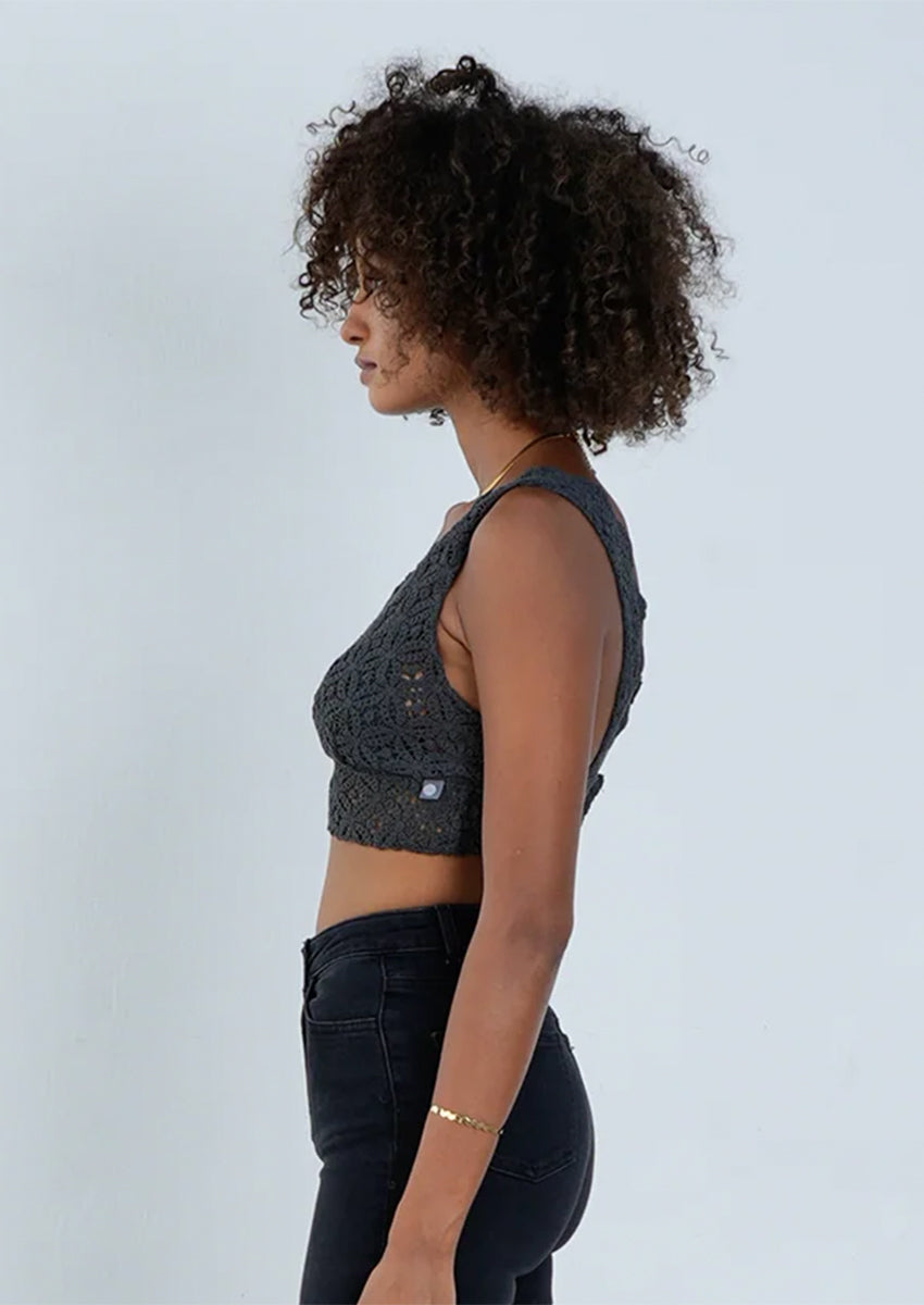 Outryght Bar Bra Shanti Boho Crop Top Charcoal Florales Häkelmuster Breite Träger Model 4